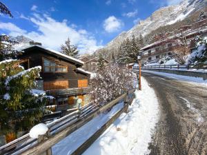 una baita di tronchi in montagna nella neve di Appartamento Stella a Premadio