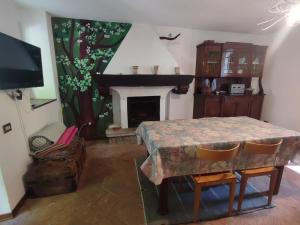 コーリコにあるColico Verdeのリビングルーム(テーブル、暖炉付)