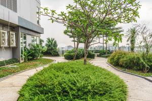 En trädgård utanför OAK by Kozystay - 1BR Apartment Pondok Indah