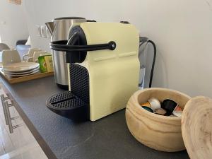 Le Cosy في مولان: وجود آلة صنع القهوة على طاولة في المطبخ