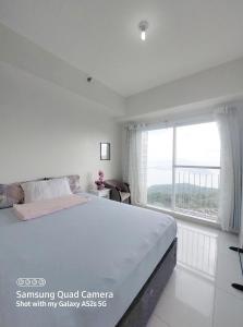 En eller flere senge i et værelse på SMDC Franchesca's Taal Lake View Condo No Balcony - Studio & Partial Lake View Condo No Balcony - Standard Quadrouple Room Netflix