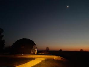 ein Kuppelzelt mitten auf einem Feld in der Nacht in der Unterkunft Dôme La vue étoilée in Poinson-lès-Fays
