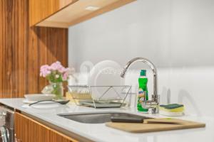 een gootsteen met een groene fles afwasmiddel bij M-aple by Kozystay - Setiabudi in Jakarta +18 foto's