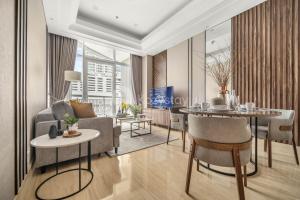 een woonkamer met een bank en een tafel bij M-aple by Kozystay - Setiabudi in Jakarta