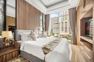 een slaapkamer met een groot bed en een groot raam bij M-aple by Kozystay - Setiabudi in Jakarta