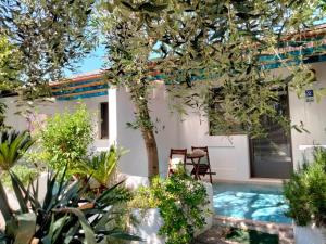 Bazén v ubytování B&B Masseria Liberatore nebo v jeho okolí