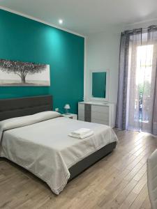 Un pat sau paturi într-o cameră la Dormire a Napoli Centro Holiday House Casa Vacanza