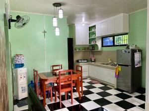 a kitchen with a table and a kitchen with green walls at Publikhaus in Caliclic