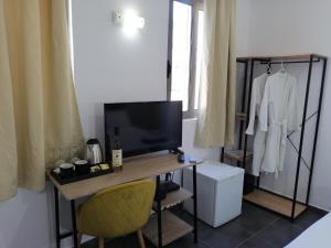 Televízia a/alebo spoločenská miestnosť v ubytovaní Villa Mare by Delfinia Resort