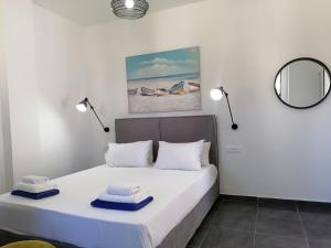 Postel nebo postele na pokoji v ubytování Villa Mare by Delfinia Resort