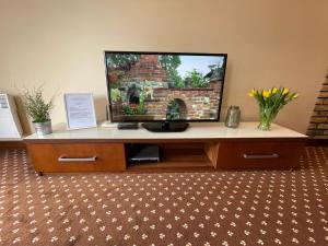 Telewizja i/lub zestaw kina domowego w obiekcie Apartament Krynica Morska Continental