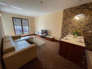 salon z kanapą i stołem w obiekcie Apartament Krynica Morska Continental w mieście Krynica Morska