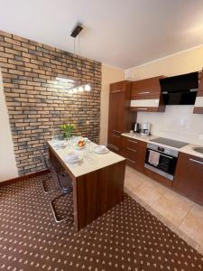 duża kuchnia ze stołem w środku w obiekcie Apartament Krynica Morska Continental w mieście Krynica Morska