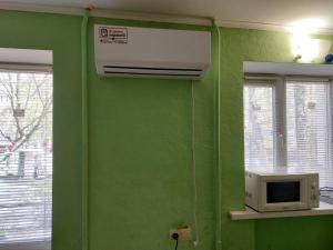 Habitación verde con microondas y pared verde. en министудия, в которой есть абсолютно всё, en Cherníhiv 1 foto más
