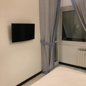 A television and/or entertainment centre at La Casa di Gio Golf Tennis e parcheggio privato