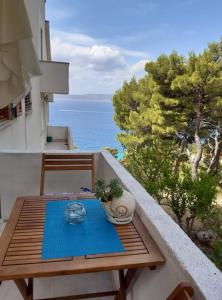 a table on a balcony with a view of the ocean at Peace and quiet apartment in Brela, Croatia in Brela