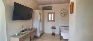Televízia a/alebo spoločenská miestnosť v ubytovaní Stavlos Country House
