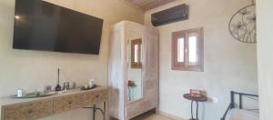 Televízia a/alebo spoločenská miestnosť v ubytovaní Stavlos Country House