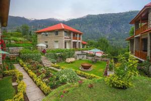 ein Haus mit Garten davor in der Unterkunft The Amrit Manali 2&3 BHK Villas in Manali