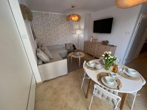 Televízia a/alebo spoločenská miestnosť v ubytovaní Apartament Przy Plaży BOHO Świnoujście