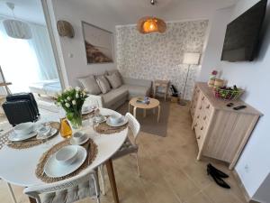Televízia a/alebo spoločenská miestnosť v ubytovaní Apartament Przy Plaży BOHO Świnoujście