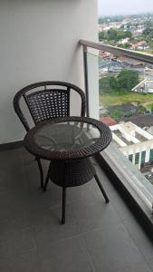 una silla de mimbre en la parte superior de un balcón en Staycity Apartment - D'Perdana Sri Cemerlang, en Kota Bharu