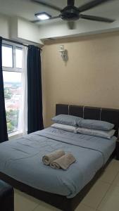 - une chambre avec un lit et 2 serviettes dans l'établissement Staycity Apartment - D'Perdana Sri Cemerlang, à Kota Bharu