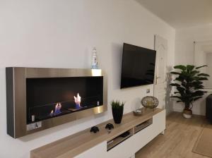 Televízia a/alebo spoločenská miestnosť v ubytovaní Casa Riumi
