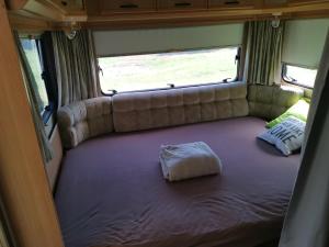 Tempat tidur dalam kamar di Large camper in the olive grove