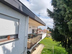 uma varanda de uma casa branca com uma janela em Appartment Gude, Ulm- Stuttgart em Heroldstatt