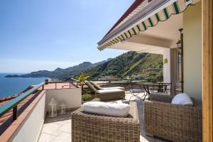 einen Balkon eines Hauses mit Meerblick in der Unterkunft Ferienhaus Sicilysun Holidays Emilia in Letojanni