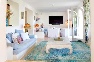 sala de estar con sofá y mesa en Seven Senses Luxury Hilltop villa with sea views, en Santa Eulària des Riu