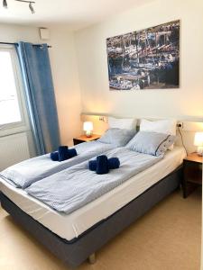 Un dormitorio con una cama grande con almohadas azules. en Apartments in Henån, en Henån