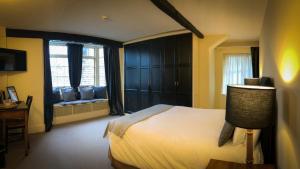 een slaapkamer met een groot bed en een raam bij The New Inn Clovelly in Clovelly