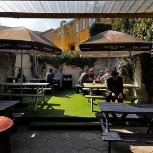 een groep tafels en parasols in een restaurant bij The Bailey bar & lounge in Athlone