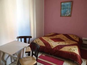 Schlafzimmer mit einem Bett und einem Tisch sowie einem Tisch und Stühlen in der Unterkunft Rimel El corniche in Sousse