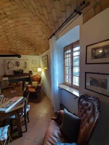 サルソマッジョーレ・テルメにあるTorre Colombaiaのリビングルーム(ソファ、テーブル付)、窓が備わります。