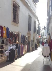an alley with a clothes shop in a building at SunShine Mezquita in Córdoba