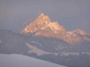 una montagna in lontananza con di Ferienwohnung Del Toso a Schliersee
