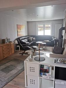 a living room with a couch and a table at Schöne offene Ferienwohnung mit großer Terrasse. in Bad Münder am Deister