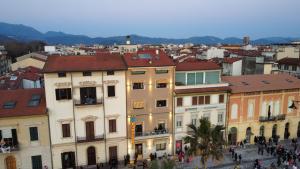 un grupo de edificios en una ciudad con gente en Hotel Pardini, en Viareggio