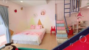 A bed or beds in a room at Sun Shine B&B