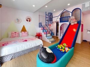 A bed or beds in a room at Sun Shine B&B