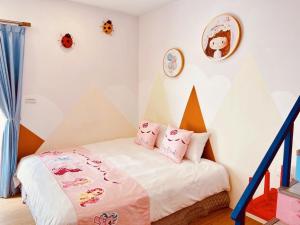 A bed or beds in a room at Sun Shine B&B