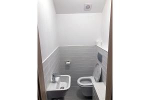 Kúpeľňa v ubytovaní Karádi apartman