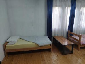 Postel nebo postele na pokoji v ubytování Mateski guest house