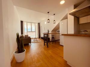 eine Küche und ein Wohnzimmer mit einem Sofa und einem Tisch in der Unterkunft Cozy apartments and deluxe lofts in Fuerteventura in Cotillo