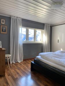 a bedroom with a bed and a window at Indreli feriehus in Flåm