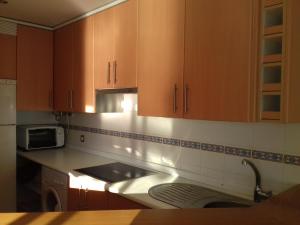 Kuchyňa alebo kuchynka v ubytovaní Exclusivo apartamento en Raxó ( Sanxenxo) + 9 fotografií
