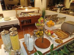 ドゥブロヴニクにあるホテル ペルラのビュッフェ(果物、その他の食べ物をテーブルに用意)